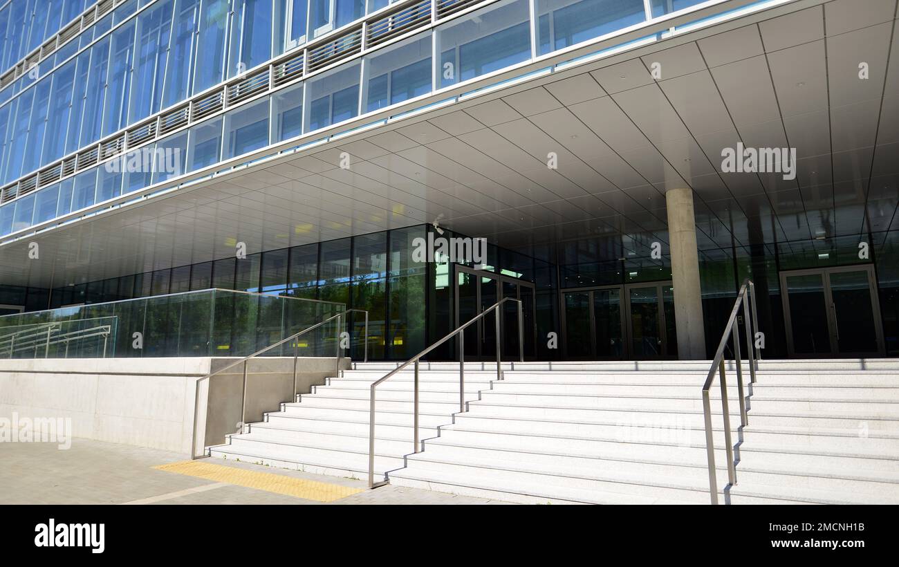 Fragment abstrait d'architecture contemporaine, murs en verre et béton. Bâtiment de bureau. Banque D'Images