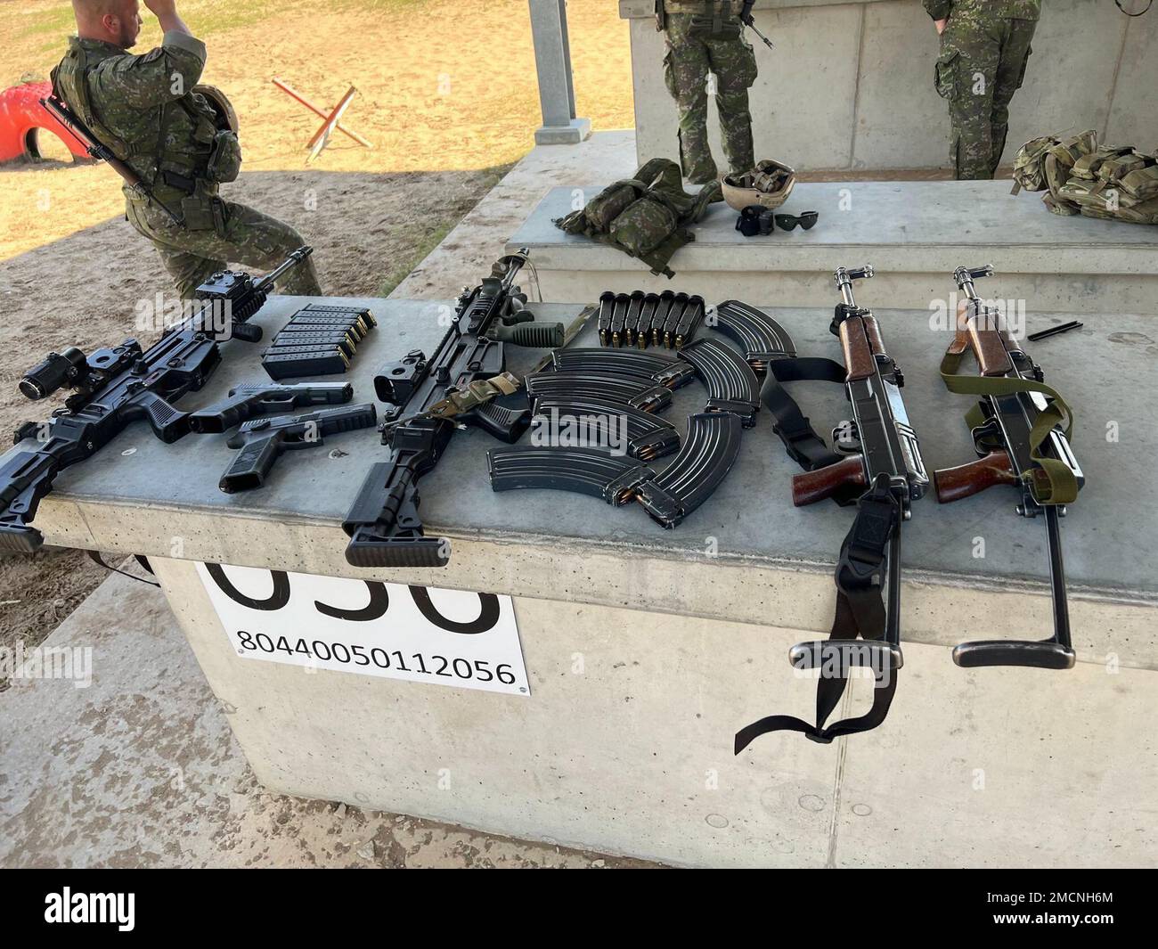 Les armes attribuées à l'OTAN ont renforcé la présence avancée exposée sur le champ de tir des armes légères du site d'opération avancée Adazi, Lettonie, 7 juillet 2022. L'interopérabilité est un élément clé de la préparation à se tenir côte à côte avec nos alliés et partenaires de l'OTAN afin de maintenir une surconcordance et d'accroître la létalité contre nos adversaires. Banque D'Images