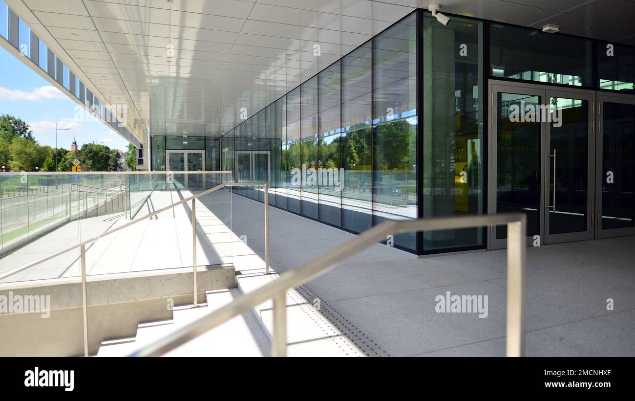 Fragment abstrait d'architecture contemporaine, murs en verre et béton. Bâtiment de bureau. Banque D'Images