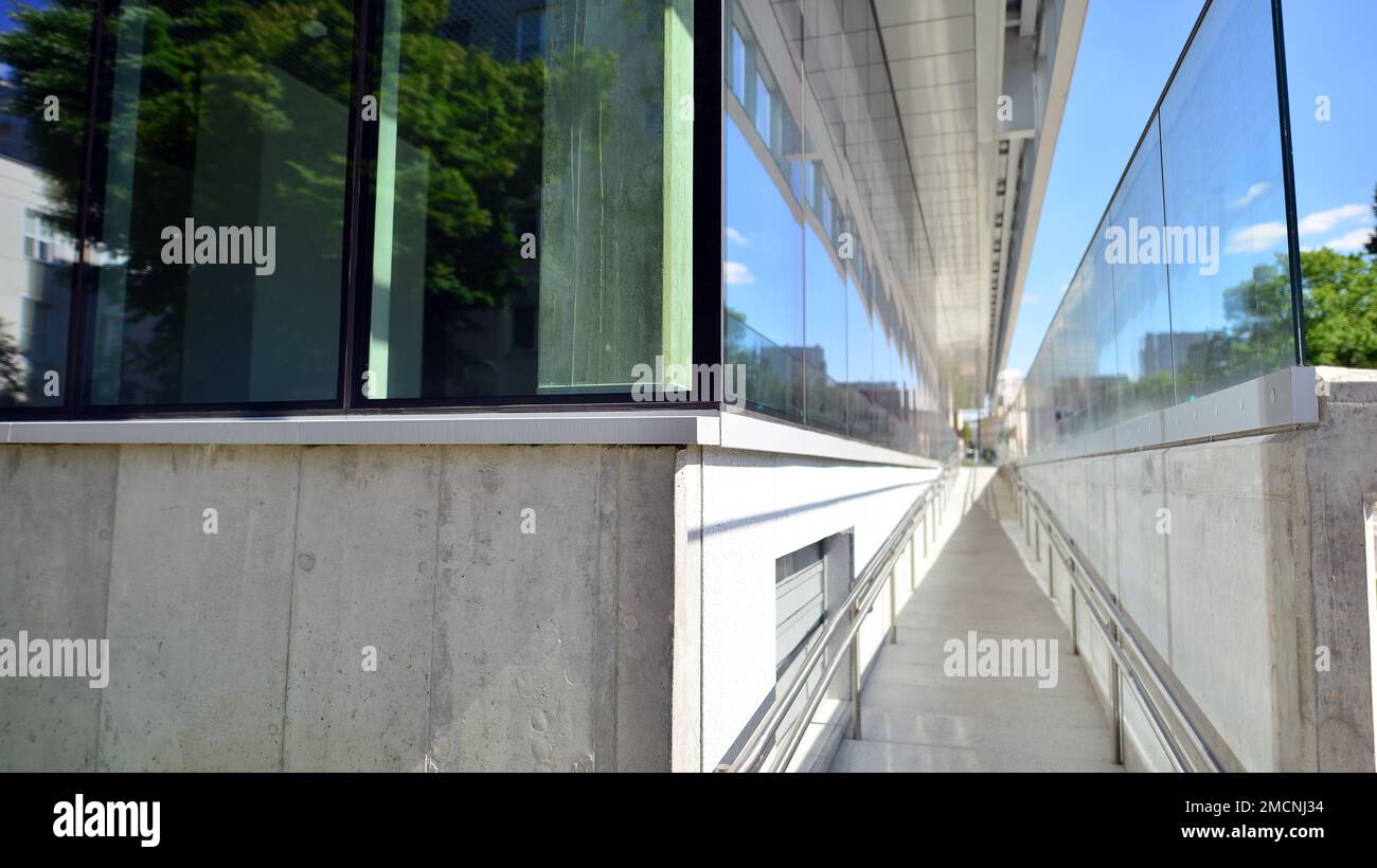 Fragment abstrait d'architecture contemporaine, murs en verre et béton. Bâtiment de bureau. Banque D'Images