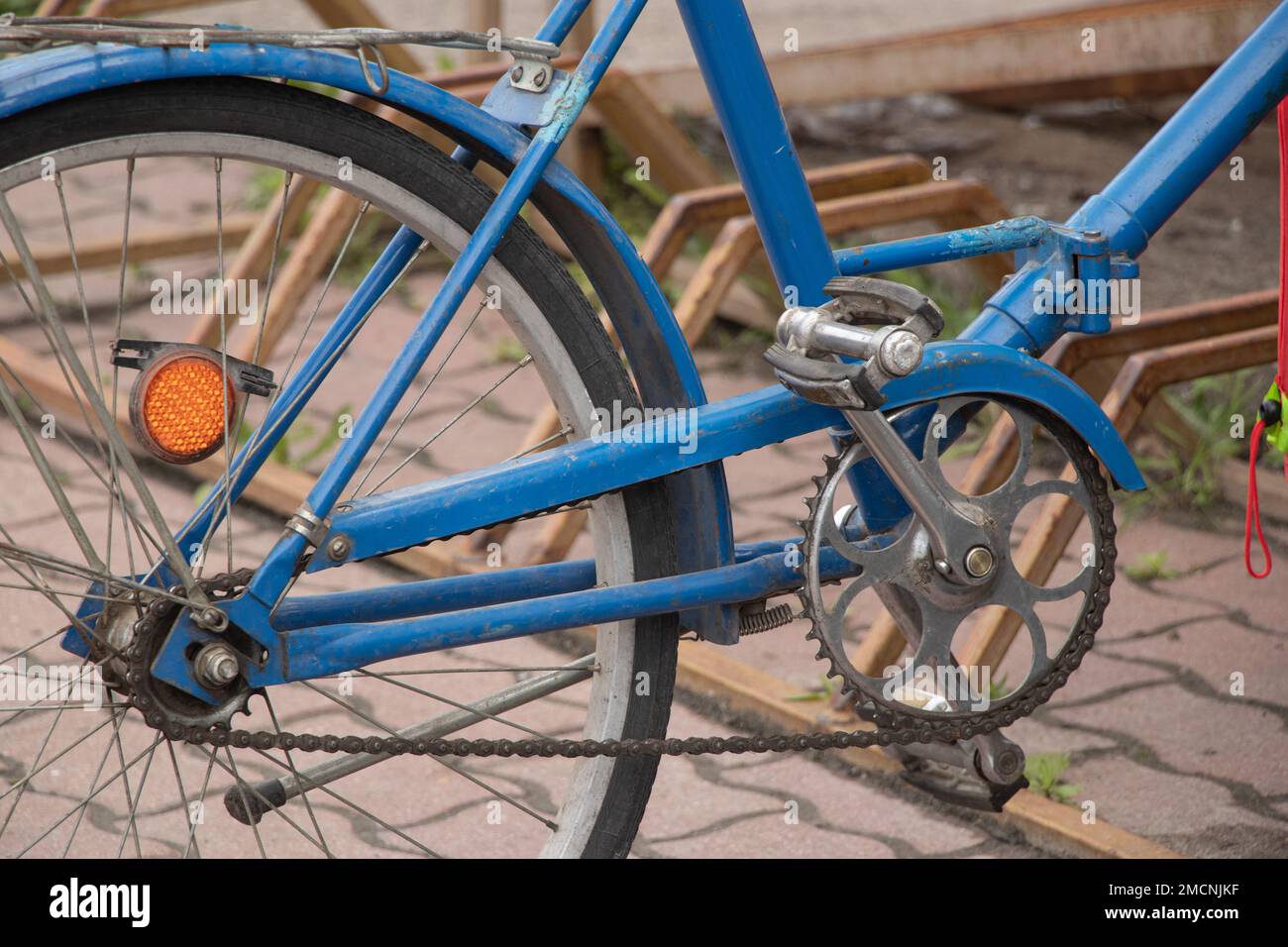 vieux porte-vélo bleu dans la cour de près, vélo rétro Banque D'Images