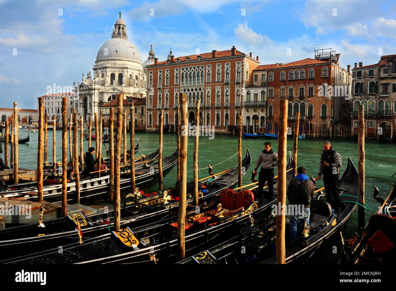 Gondole, gondole, Veneig. Rudern, Romantisch, Idyllisch, Vergnügen auf den Wasserstraßen von Venedig Banque D'Images