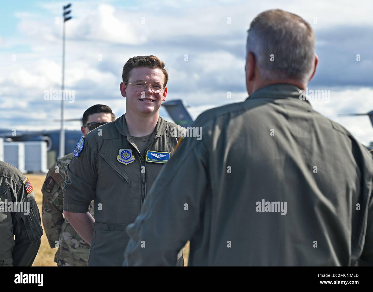 ÉTATS-UNIS Général de la Force aérienne Mike Minihan, à droite, commandant du Commandement de la mobilité aérienne, Picoins Senior Airman Maxim Meier, chargé de charge au Escadron de transport aérien 7th et l'un des lauréats du Prix AMC Doolittle 2021, lors de sa visite à la base conjointe Lewis-McChord, Washington, 7 juillet 2022. L’équipage de RCH683 personnes a été reconnu pour leur participation à l’opération ALLIÉS REFUGE, qui a permis à des milliers d’Afghans d’évacuer Kaboul, en Afghanistan, en août 2021. Banque D'Images