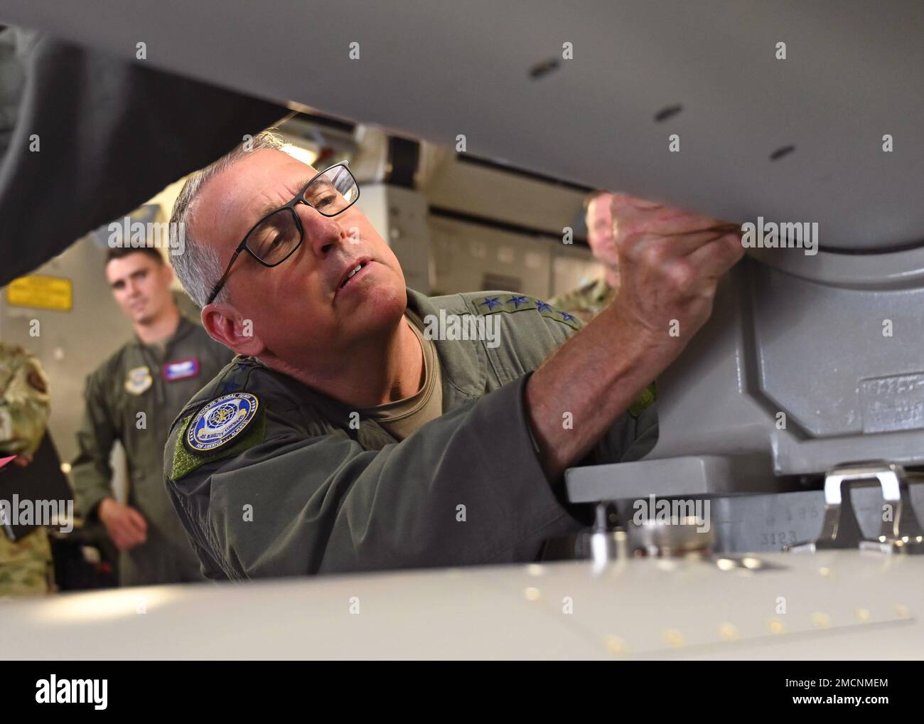 ÉTATS-UNIS Le général de la Force aérienne Mike Minihan, commandant du Commandement de la mobilité aérienne, désarme une arme sur un C-17 Globemaster III lors de sa visite à la base interarmées Lewis-McChord, Washington (7 juillet 2022). Minihan et le Sgt. Principal Brian Kruzelnick, chef de commandement de l'AMC, ont passé deux jours à visiter l'équipe McChord pour découvrir la façon dont l'escadre du transport aérien américain exécute une mobilité mondiale rapide. Banque D'Images