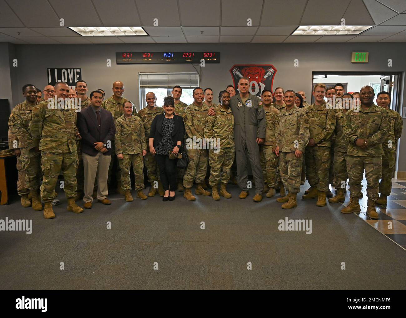 ÉTATS-UNIS Le général de la Force aérienne Mike Minihan, commandant du Commandement de la mobilité aérienne, et le Sgt. Brian Kruzelnick, chef du commandement du CMA, posent pour une photo avec les dirigeants du Groupe de la base aérienne 627th, les familles et les vedettes de la base conjointe Lewis-McChord, Washington, 7 juillet 2022. Minihan et Kruzelnick ont passé deux jours à découvrir la mission et les priorités de l’escadre de transport aérien des États-Unis et comment Team McChord fonctionne comme une base conjointe. Banque D'Images