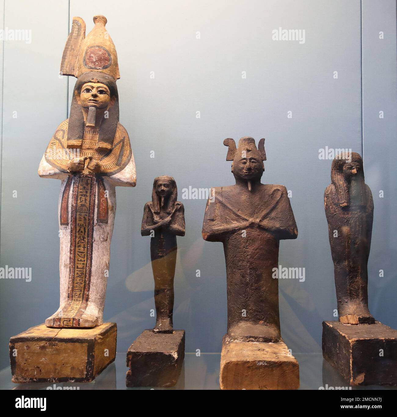 Des personnages Osiris en bois, qui contenaient généralement du papyrus funéraire au British Museum, Londres, Royaume-Uni Banque D'Images