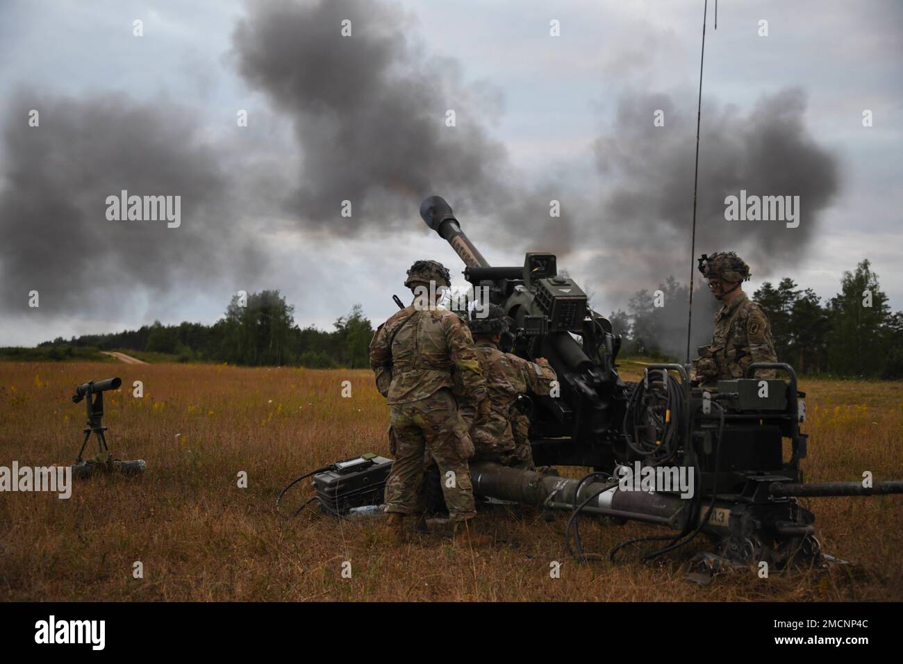 ÉTATS-UNIS Les parachutistes de l'armée affectés à Une batterie, 4th Bataillon, 319th Régiment d'artillerie de campagne, 173rd Brigade aéroportée, armes à feu d'un obusier M119A3 lors d'un exercice d'entraînement à la zone d'entraînement de Grafenwoehr, Allemagne, 7 juillet 2022. Banque D'Images