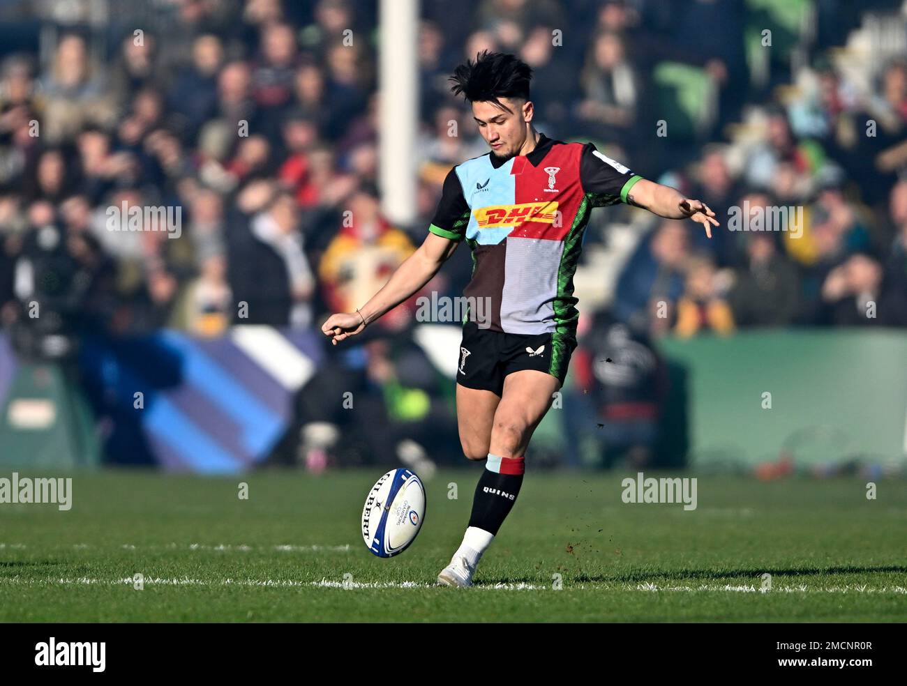 Twickenham, Royaume-Uni. 21st janvier 2023. Coupe des champions européens de rugby. Harlequins V Cell C Sharks. Twickenham Stoop. Twickenham. Marcus Smith (Harlequins) donne des coups de pied lors de la coupe Harlequins V Cell C Sharks Heineken Champions Cup ronde 4, disputer Un match. Credit: Sport en images/Alamy Live News Banque D'Images