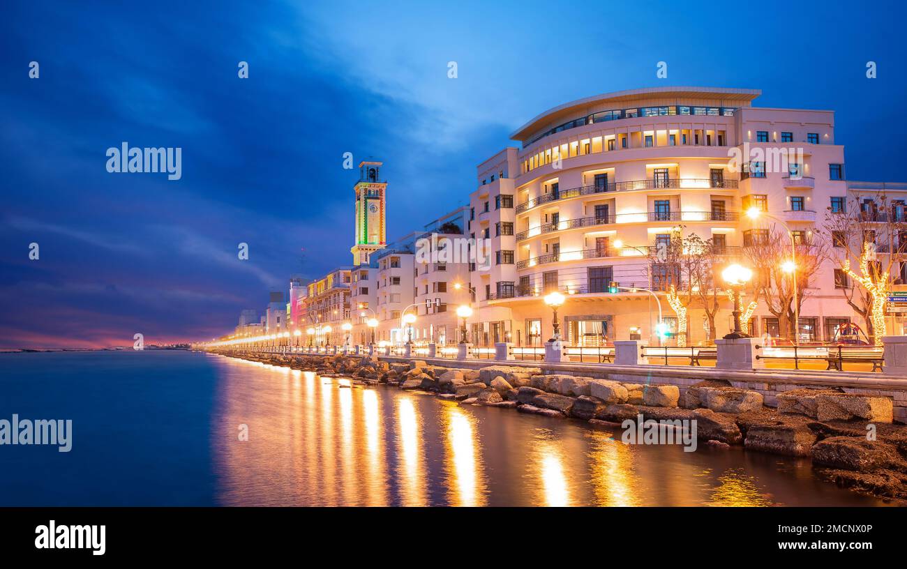 Vue panoramique de Bari, dans le sud de l'Italie, la région de Puglia (Apulia) front de mer au crépuscule. Banque D'Images