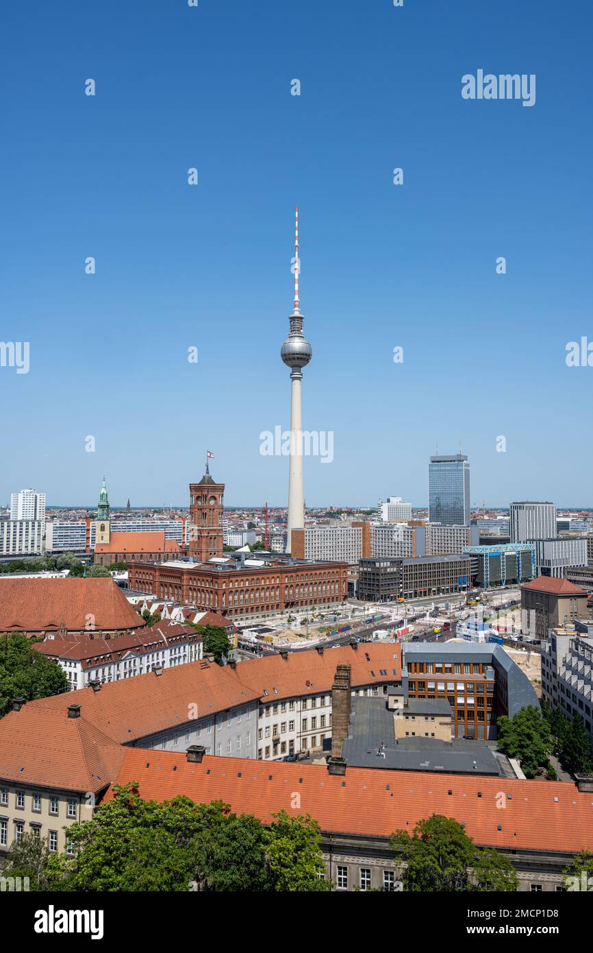 Berlin Mitte avec la célèbre tour de télévision et l'hôtel de ville par une journée ensoleillée Banque D'Images