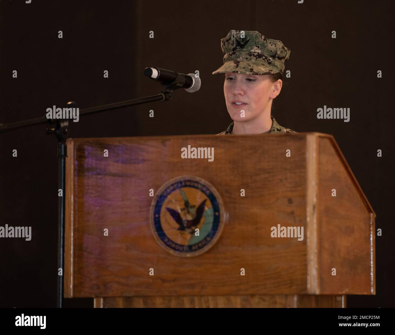 CAMP LEMONNIER, Djibouti (8 juillet 2022) Cmdt de l'US Navy. Stephanie Paone, officier en charge (OIC) entrant de l'installation médicale expéditionnaire (EMF) pour Camp Lemonnier, Djibouti (CLDJ) lit ses ordres lors de la cérémonie de changement de charge de l'EMF CLDJ, le 8 juillet 2022. Camp Lemonnier est une installation opérationnelle qui permet aux forces américaines, alliées et partenaires d’être là et quand elles sont nécessaires pour assurer la sécurité en Europe, en Afrique et en Asie du Sud-Ouest. Camp Lemmonier,changement de charge,Djibouti,EMF,Force médicale rapide, Banque D'Images