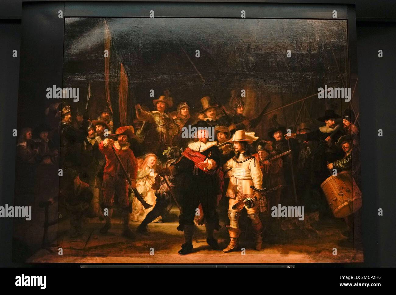 FILE - View of Rembrandt's biggest painting the Night Watch which just got bigger with the help of artificial intelligence, see added sides, in Amsterdam, Netherlands, Wednesday, June 23, 2021. The Netherlands' national museum is planning to re-stretch Rembrandt van Rijn's huge painting "The Night Watch," to get rid of deformations in its top left corner, the Rijksmuseum announced Wednesday, Dec. 8, 2021. (AP Photo/Peter Dejong, File) Banque D'Images
