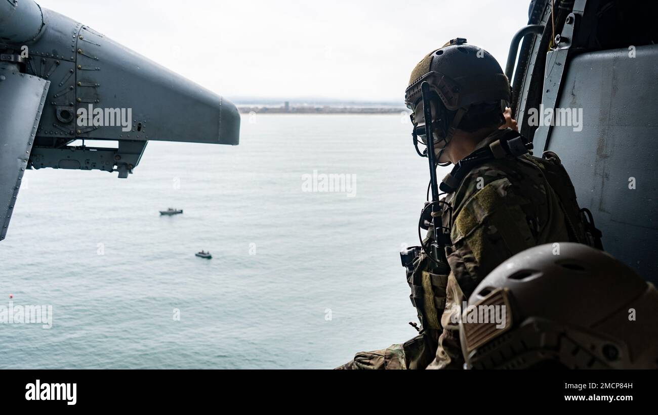SAN DIEGO (8 juillet 2022) des aviateurs de la marine américaine affectés à l'Escadron de combat en mer (HSC) 21, des techniciens en élimination d'explosifs et des marines des États-Unis participent à un exercice de rétablissement pendant la Rim du Pacifique (RIMPAC) 2022 dans le sud de la Californie. Vingt-six nations, 38 navires, quatre sous-marins, plus de 170 avions et 25 000 membres du personnel participent au programme RIMPAC de 29 juin au 4 août dans les îles hawaïennes et dans le sud de la Californie. Le plus grand exercice maritime international au monde, RIMPAC offre une occasion unique de formation tout en favorisant et en soutenant la coopérative r Banque D'Images