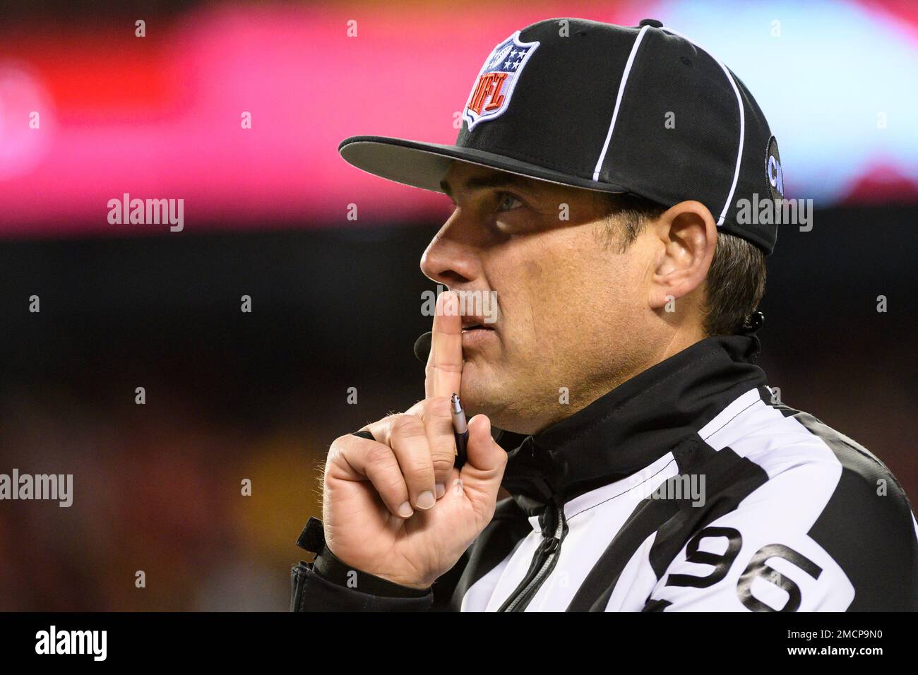 Back judge Matt Edwards during the first half an NFL football game between the Kansas City Chiefs and the Denver Broncos Sunday, Dec. 5, 2021 in Kansas City, Mo. (AP Photo/Reed Hoffmann) Banque D'Images
