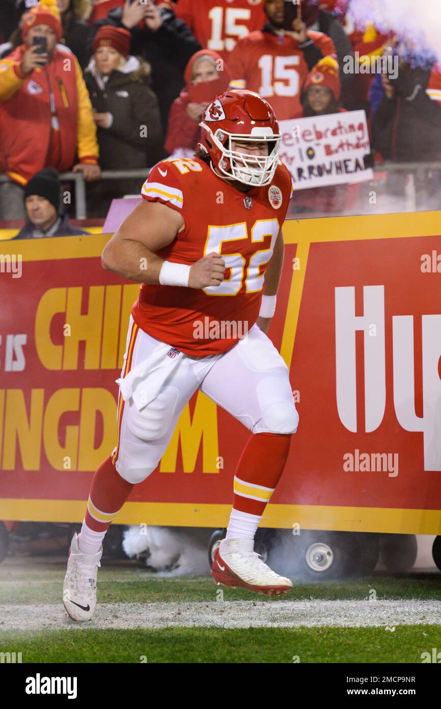 Kansas City Chiefs center Creed Humphrey comes onto the field for their NFL football game against the Denver Broncos, Sunday, Dec. 5, 2021 in Kansas City, Mo. (AP Photo/Reed Hoffmann) Banque D'Images