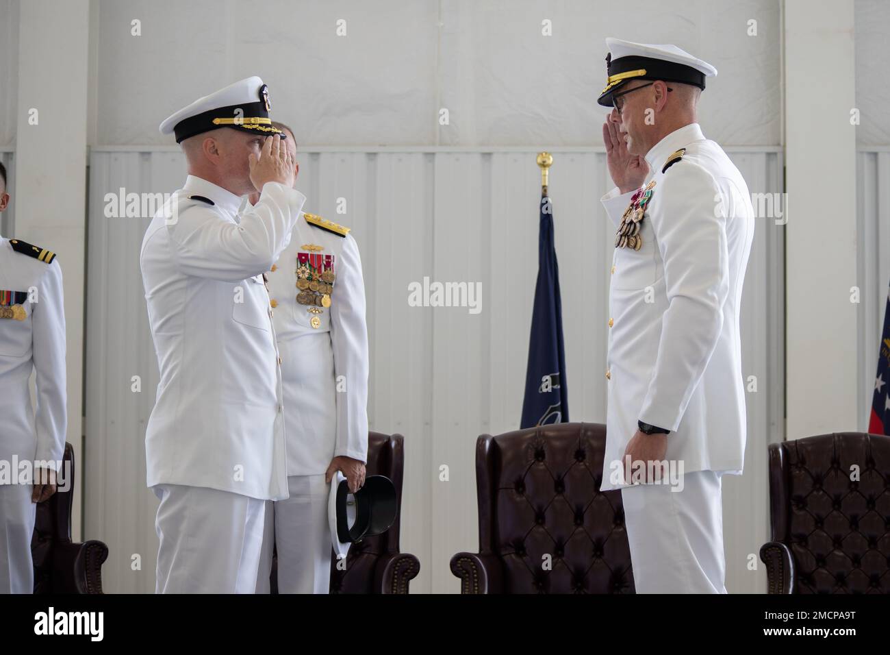 BASE AÉRIENNE D'ANDERSEN, Guam (8 juillet 2022) – le capitaine Robert Stiles, à gauche, soulage le capitaine Steven Stasick comme commandant de l'officier responsable de la construction du corps maritime Marianas à la base aérienne d'Andersen, 8 juillet. Stasick a servi comme commandant de 2020 à 2022 et sera sous la direction du Commandement des systèmes de génie des installations navales du Pacifique à titre de vice-commandant. Banque D'Images