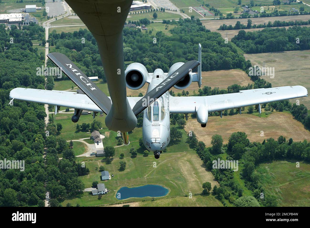 Un KC-135 Stratotanker de l’escadron de ravitaillement aérien 171st de la base de la Garde nationale aérienne Selfridge (Michigan) (SANGB) ravitaillent en carburant un A-10 Thunderbolt II de l’escadron de chasseurs 107th, également de SANGB, lors de la Journée de la famille du salon de l’air de la base sur 8 juillet 2022. De nombreuses équipes de démonstration aérienne de renommée mondiale ont joué pour des milliers de spectateurs au cours du salon de l'Air en l'honneur des « 100 prochaines années de SANGB Aviation ». Banque D'Images