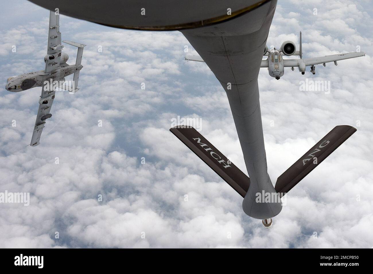 Un KC-135 Stratotanker de l’escadron de ravitaillement aérien 171st de la base de la Garde nationale aérienne Selfridge, Michigan (SANGB) ravitaillent deux Iis Thunderbolt A-10 de l’escadron de chasseurs 107th, également de SANGB, lors de la Journée de la famille du salon de l’air de la base à 8 juillet 2022. De nombreuses équipes de démonstration aérienne de renommée mondiale ont joué pour des milliers de spectateurs au cours du salon de l'Air en l'honneur des « 100 prochaines années de SANGB Aviation ». Banque D'Images