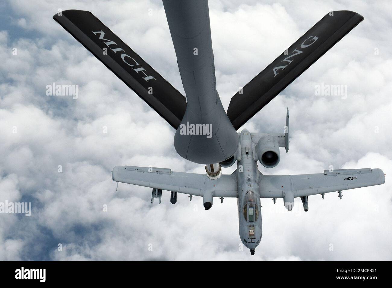 Un KC-135 Stratotanker de l’escadron de ravitaillement aérien 171st de la base de la Garde nationale aérienne Selfridge (Michigan) (SANGB) ravitaillent en carburant un A-10 Thunderbolt II de l’escadron de chasseurs 107th, également de SANGB, lors de la Journée de la famille du salon de l’air de la base sur 8 juillet 2022. De nombreuses équipes de démonstration aérienne de renommée mondiale ont joué pour des milliers de spectateurs au cours du salon de l'Air en l'honneur des « 100 prochaines années de SANGB Aviation ». Banque D'Images