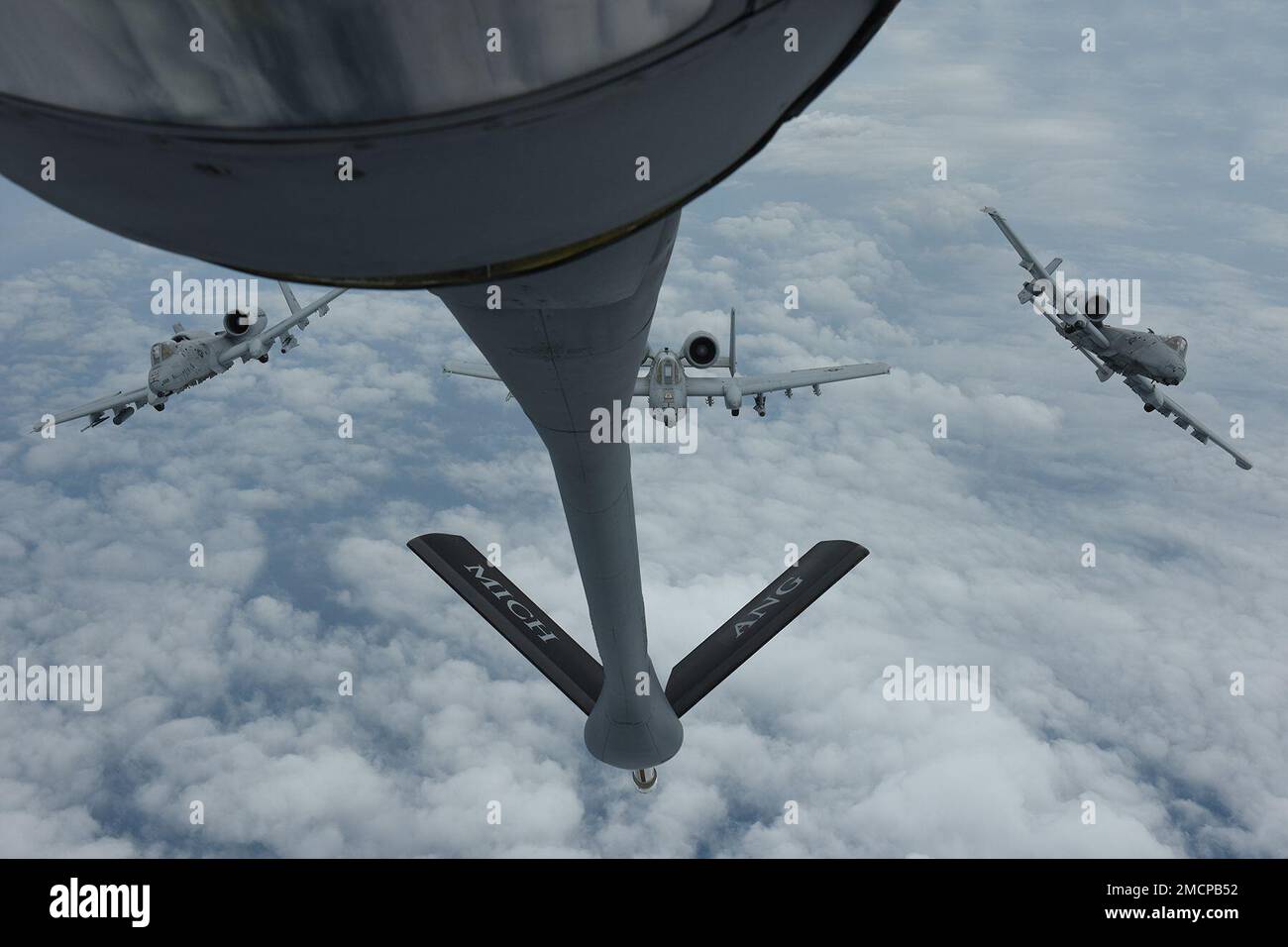 Un KC-135 Stratotanker de l'escadron de ravitaillement aérien 171st de la base de la Garde nationale aérienne de Selfridge (Michigan) (SANGB) ravitaillent plusieurs Thunderbolt II A-10 de l'escadron de chasseurs 107th, également de SANGB, lors de la Journée de la famille du salon de l'air de la base sur 8 juillet 2022. De nombreuses équipes de démonstration aérienne de renommée mondiale ont joué pour des milliers de spectateurs au cours du salon de l'Air en l'honneur des « 100 prochaines années de SANGB Aviation ». Banque D'Images