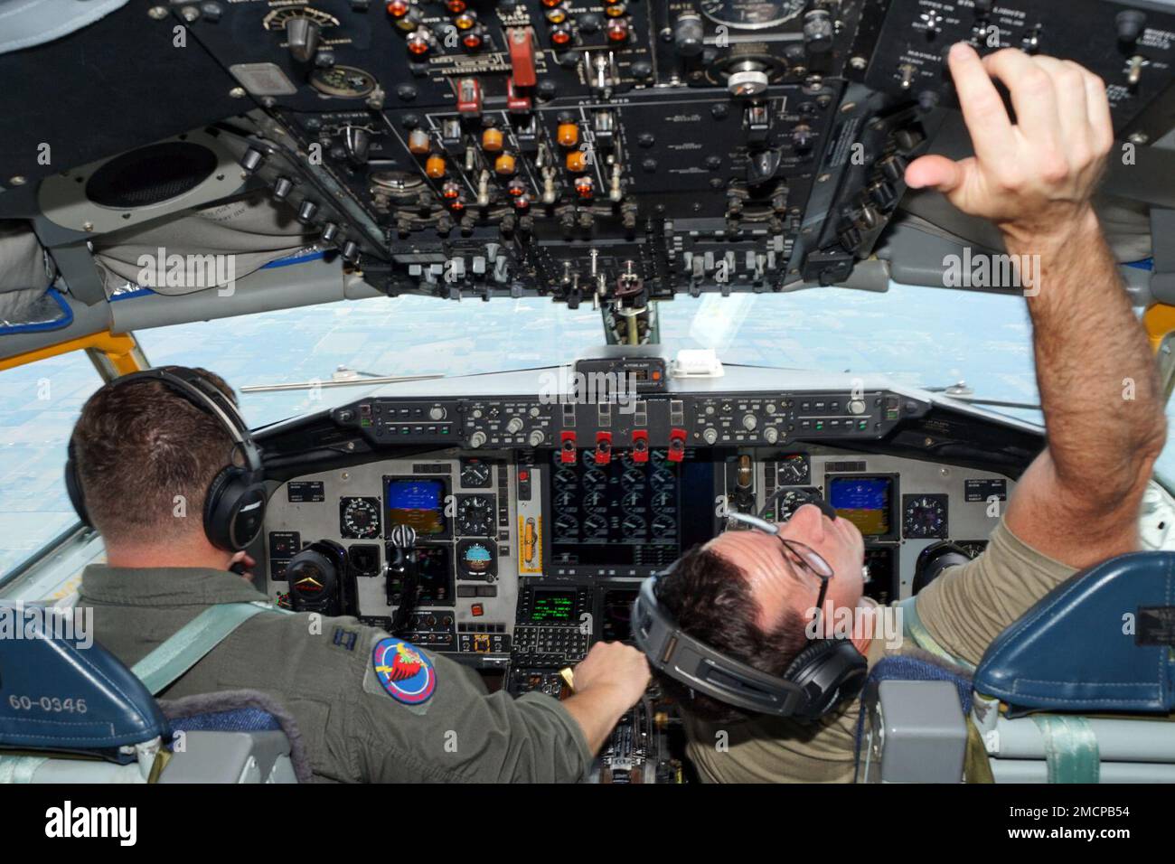 Un KC-135 Stratotanker de l'escadron de ravitaillement aérien 171st de la base de la Garde nationale aérienne de Selfridge (Michigan) (SANGB) ravitaillent En carburant Les Thunderbolt II A-10 de l'escadron de chasseurs 107th, également de SANGB, lors de la Journée de la famille du salon de l'air de la base à 8 juillet 2022. De nombreuses équipes de démonstration aérienne de renommée mondiale ont joué pour des milliers de spectateurs au cours du salon de l'Air en l'honneur des « 100 prochaines années de SANGB Aviation ». Banque D'Images