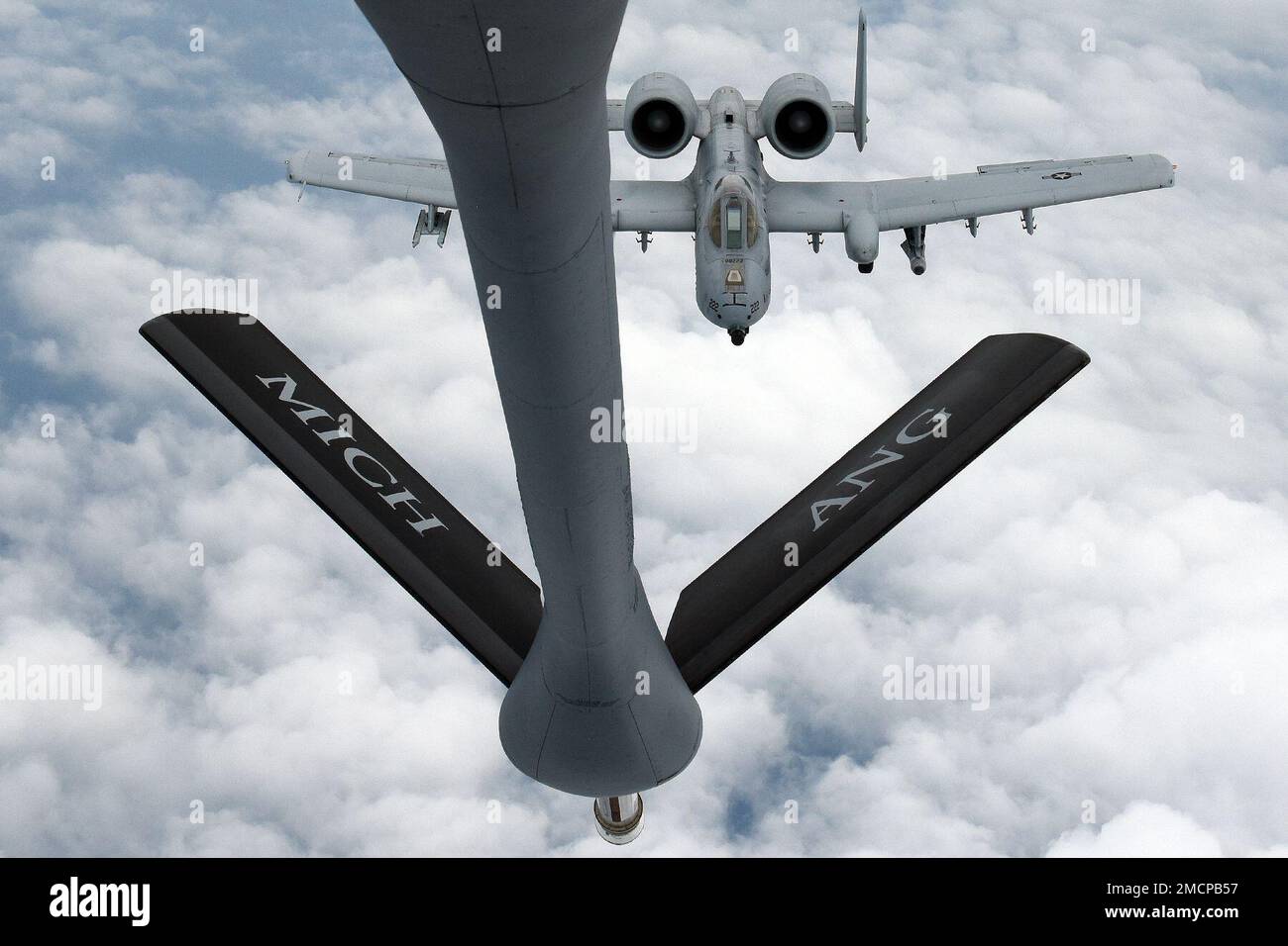 Un KC-135 Stratotanker de l’escadron de ravitaillement aérien 171st de la base de la Garde nationale aérienne Selfridge (Michigan) (SANGB) ravitaillent en carburant un A-10 Thunderbolt II de l’escadron de chasseurs 107th, également de SANGB, lors de la Journée de la famille du salon de l’air de la base sur 8 juillet 2022. De nombreuses équipes de démonstration aérienne de renommée mondiale ont joué pour des milliers de spectateurs au cours du salon de l'Air en l'honneur des « 100 prochaines années de SANGB Aviation ». Banque D'Images