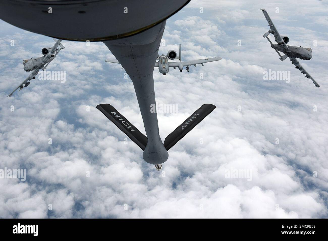 Un KC-135 Stratotanker de l'escadron de ravitaillement aérien 171st de la base de la Garde nationale aérienne de Selfridge (Michigan) (SANGB) ravitaillent plusieurs Thunderbolt II A-10 de l'escadron de chasseurs 107th, également de SANGB, lors de la Journée de la famille du salon de l'air de la base sur 8 juillet 2022. De nombreuses équipes de démonstration aérienne de renommée mondiale ont joué pour des milliers de spectateurs au cours du salon de l'Air en l'honneur des « 100 prochaines années de SANGB Aviation ». Banque D'Images