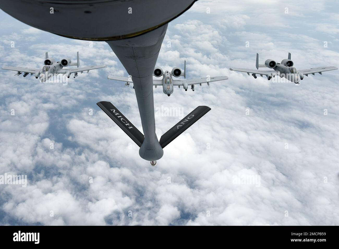 Un KC-135 Stratotanker de l'escadron de ravitaillement aérien 171st de la base de la Garde nationale aérienne de Selfridge (Michigan) (SANGB) ravitaillent plusieurs Thunderbolt II A-10 de l'escadron de chasseurs 107th également de SANGB pendant la Journée de la famille du salon de l'air de la base à 8 juillet 2022. De nombreuses équipes de démonstration aérienne de renommée mondiale ont joué pour des milliers de spectateurs au cours du salon de l'Air en l'honneur des « 100 prochaines années de SANGB Aviation ». Banque D'Images