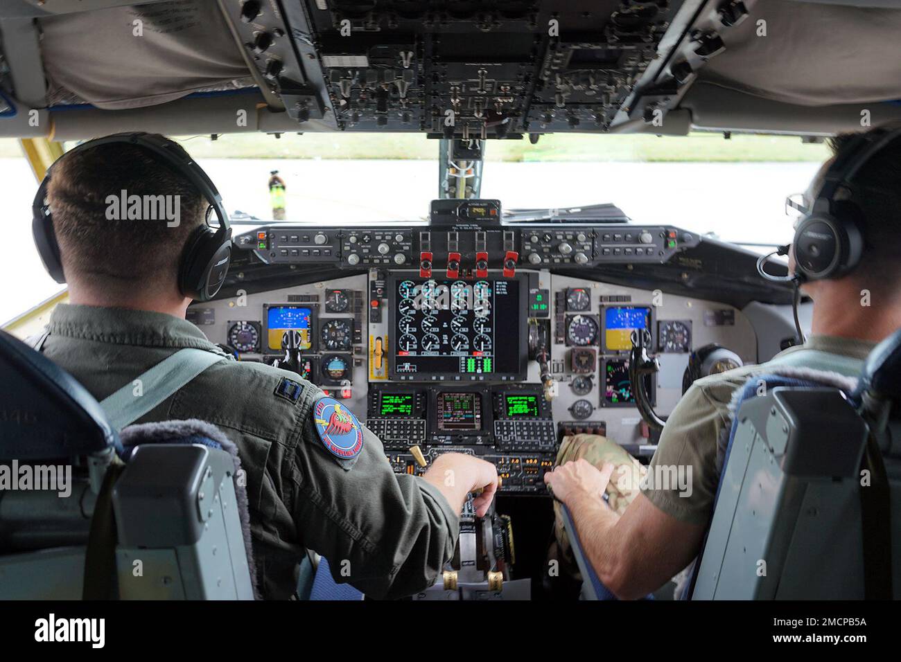 Un KC-135 Stratotanker de l'escadron de ravitaillement aérien 171st de la base de la Garde nationale aérienne de Selfridge (Michigan) (SANGB) ravitaillent En carburant Les Thunderbolt II A-10 de l'escadron de chasseurs 107th, également de SANGB, lors de la Journée de la famille du salon de l'air de la base à 8 juillet 2022. De nombreuses équipes de démonstration aérienne de renommée mondiale ont joué pour des milliers de spectateurs au cours du salon de l'Air en l'honneur des « 100 prochaines années de SANGB Aviation ». Banque D'Images