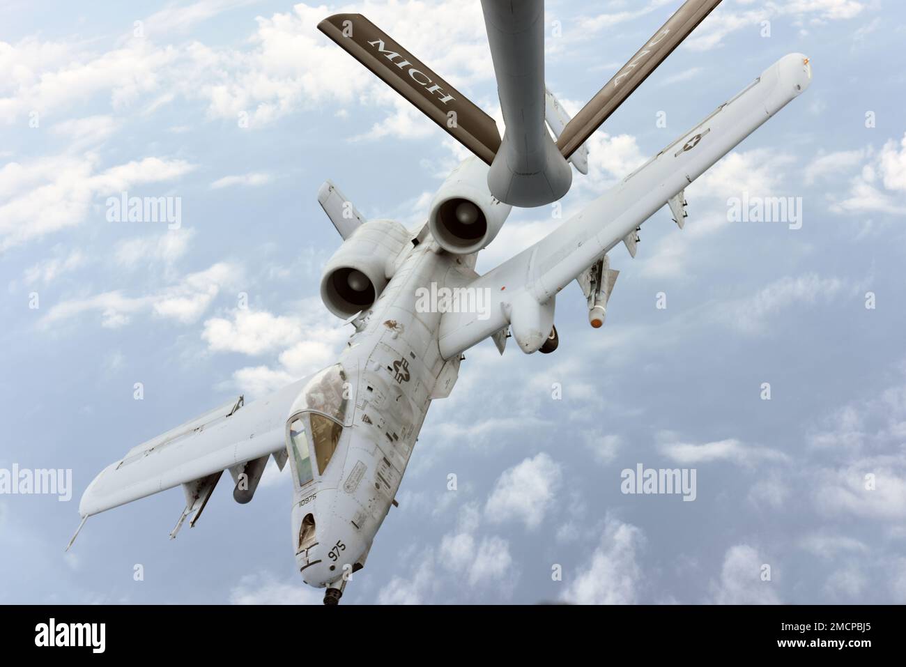 Un KC-135 Stratotanker de l’escadron de ravitaillement aérien 171st de la base de la Garde nationale aérienne Selfridge (Michigan) (SANGB) ravitaillent en carburant un A-10 Thunderbolt II de l’escadron de chasseurs 107th, également de SANGB, lors de la Journée de la famille du salon de l’air de la base sur 8 juillet 2022. De nombreuses équipes de démonstration aérienne de renommée mondiale ont joué pour des milliers de spectateurs au cours du salon de l'Air en l'honneur des « 100 prochaines années de SANGB Aviation ». Banque D'Images