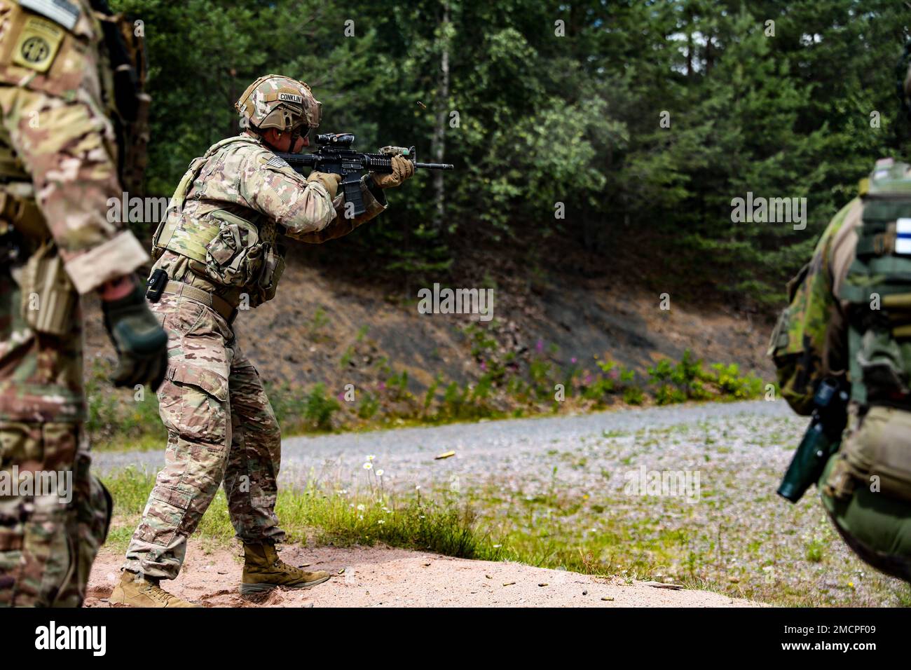 A ÉTATS-UNIS Soldat affecté à l'équipe de combat de la Brigade blindée de 3rd, Division d'infanterie de 4th, tire à des cibles en bas de gamme avec sa carbine M4A1 à Huovinrinne, Finlande, 8 juillet 2022. L'équipe de combat de la Brigade blindée de 3rd, la Division d'infanterie de 4th et la Brigade Pori de l'armée finlandaise ont commencé l'entraînement d'été en Finlande pour renforcer les relations et aider à établir l'interopérabilité entre les deux nations. Banque D'Images