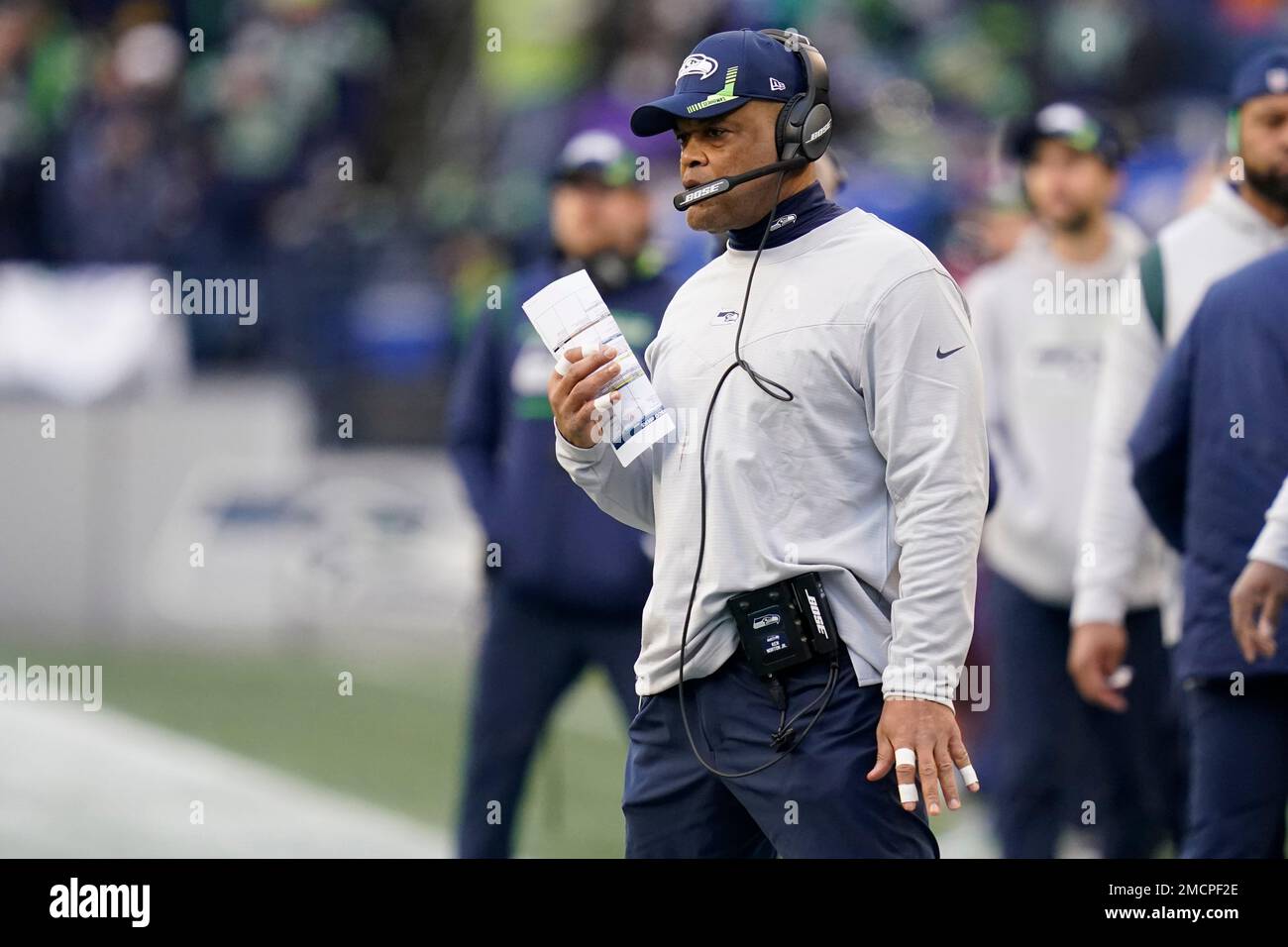 Seattle Seahawks defensive coordinator Ken Norton Jr. looks on from the sidelines against the San Francisco 49ers during the second half of an NFL football game, Sunday, Dec. 5, 2021, in Seattle. (AP Photo/Elaine Thompson) Banque D'Images