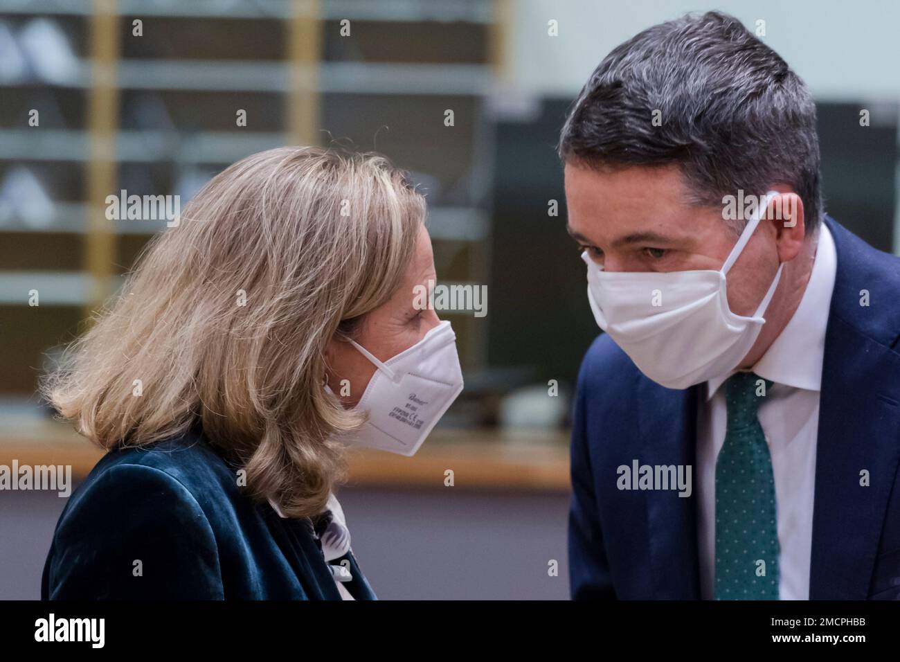 Eurogroup President Paschal Donohoe, right, speaks with Spain's Economy Minister Nadia Calvino during a meeting of eurogroup finance ministers at the European Council building in Brussels on Monday, Dec. 6, 2021. (AP Photo/Geert Vanden Wijngaert) Banque D'Images