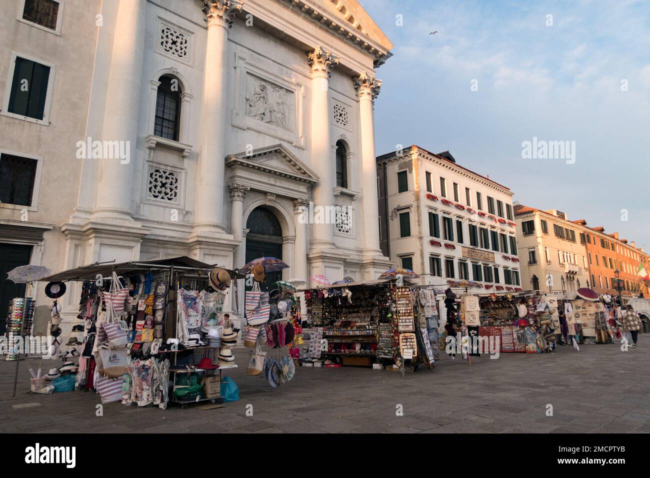 Étals de souvenirs devant Santa Maria della Pieta à Venise Banque D'Images