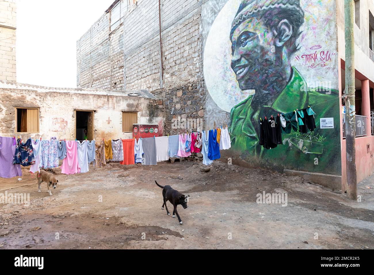 Murale murale étonnante, graffiti mural sur une maison locale dans un quartier Achada Grande Frente à Praia, île de Santiago, Cabo verde / Cap vert Banque D'Images