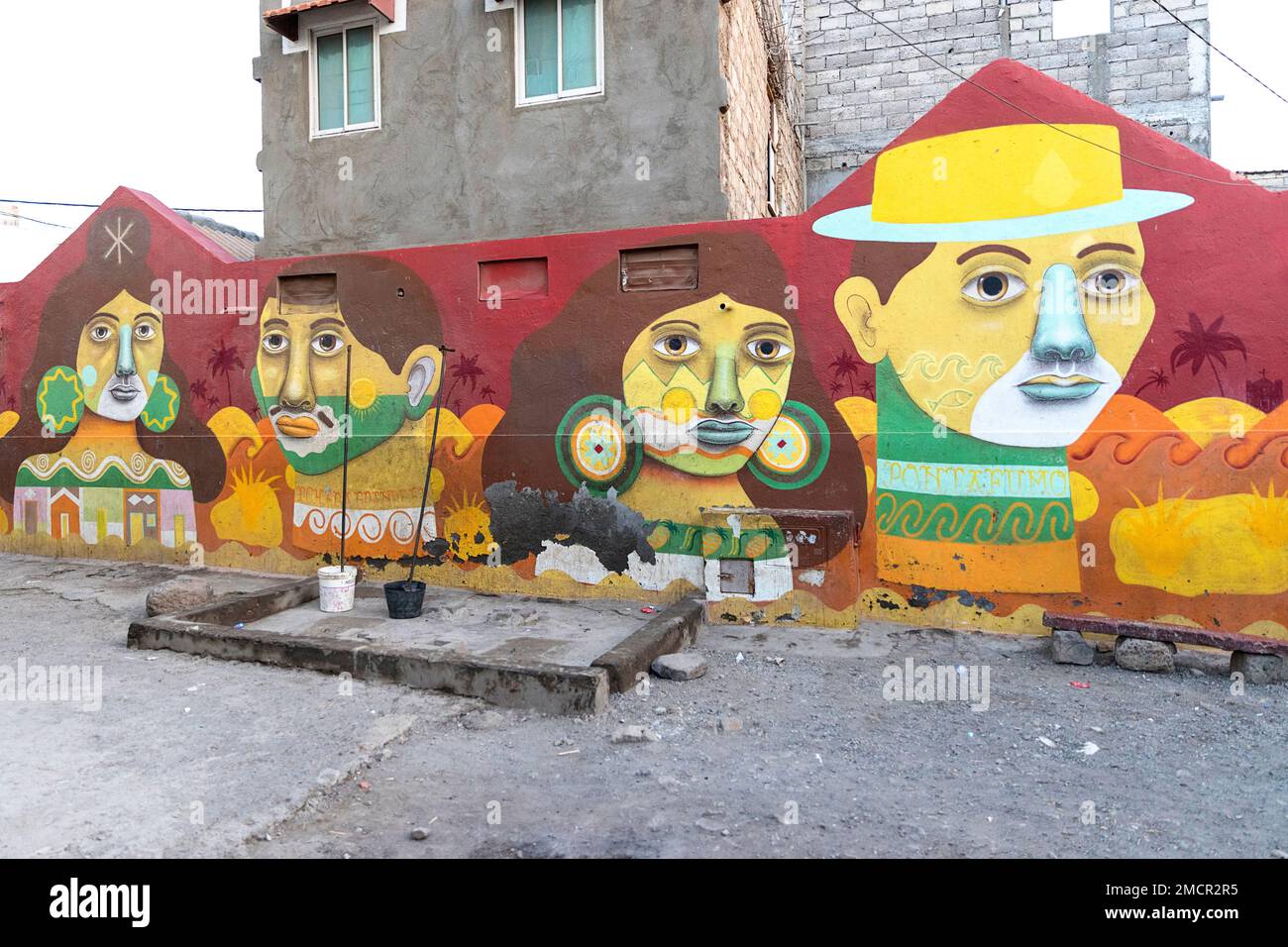 Murale murale étonnante, graffiti mural sur une maison locale dans un quartier Achada Grande Frente à Praia, île de Santiago, Cabo verde / Cap vert Banque D'Images