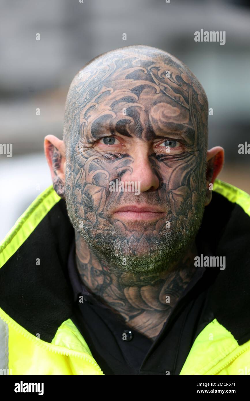Un homme avec des tatouages plein visage photographiés à Sunbury, Londres, Royaume-Uni. Banque D'Images