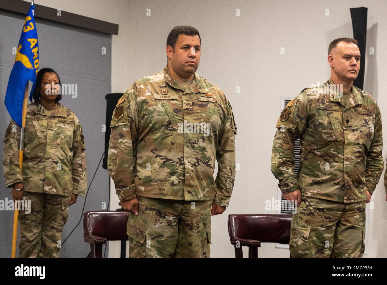 ÉTATS-UNIS Le lieutenant-colonel Richard Laca de la Force aérienne, commandant de l'escadron de soutien de la Force 43rd, assume le commandement du colonel Joseph Vanoni, commandant du Groupe des opérations de mobilité aérienne 43rd, 8 juillet 2022, à l'aérodrome de l'Armée du Pape, en Caroline du Nord. Au cours de la cérémonie, l'Escadron de la base aérienne 43rd a été désactivé et renommé le SFS 43 dans le cadre d'une réorganisation globale afin de mieux aligner ce que fait Team Pope avec sa mission et les autres emplacements de la Force aérienne.(É.-U. Photo de la Force aérienne/Jim Bove) Banque D'Images