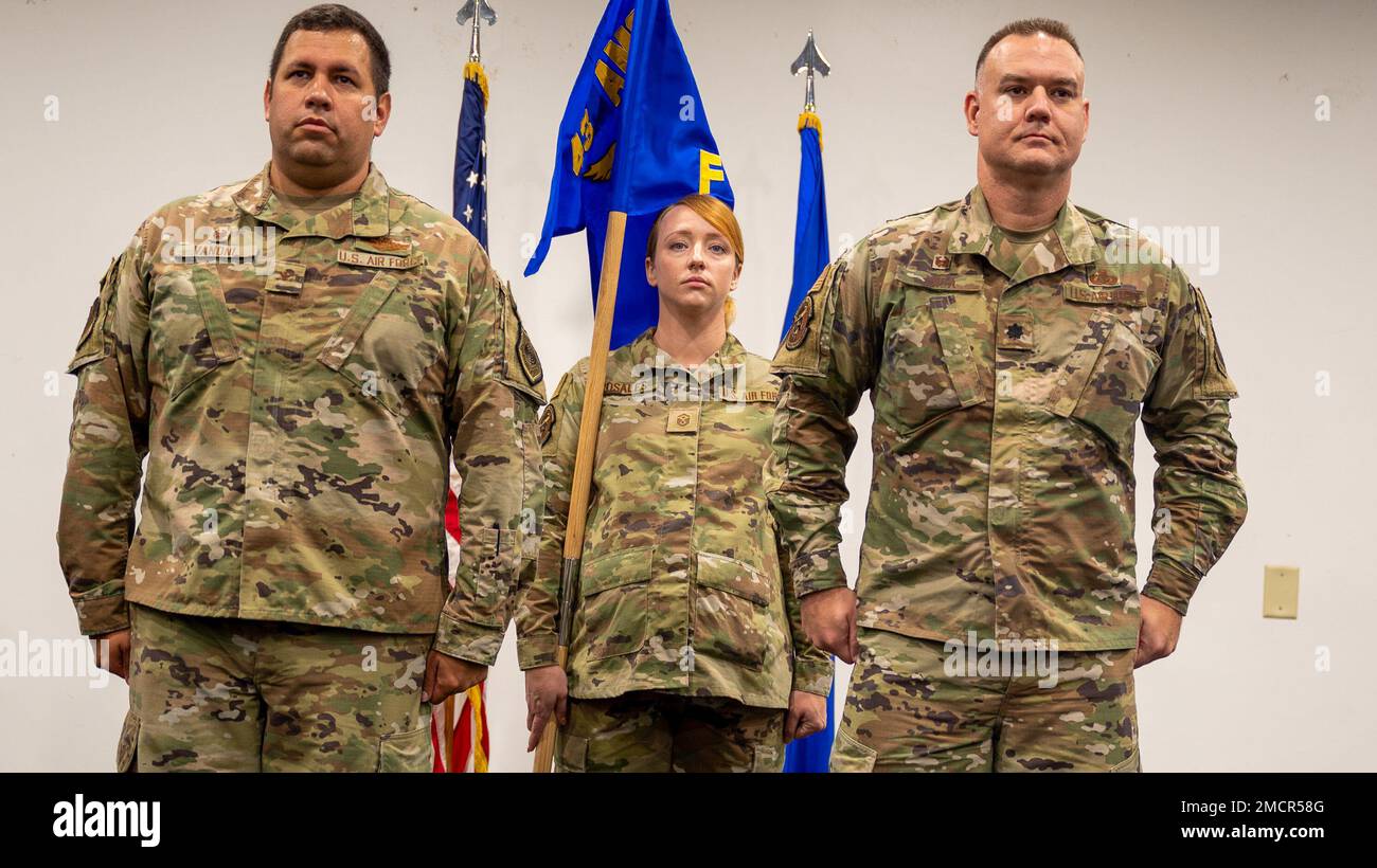 ÉTATS-UNIS Le lieutenant-colonel Richard Laca de la Force aérienne, commandant de l'escadron de soutien de la Force 43rd, assume le commandement du colonel Joseph Vanoni, commandant du Groupe des opérations de mobilité aérienne 43rd, 8 juillet 2022, à l'aérodrome de l'Armée du Pape, en Caroline du Nord. Au cours de la cérémonie, l'Escadron de la base aérienne 43rd a été désactivé et renommé le SFS 43 dans le cadre d'une réorganisation globale afin de mieux aligner ce que fait Team Pope avec sa mission et les autres emplacements de la Force aérienne.(É.-U. Photo de la Force aérienne/Jim Bove) Banque D'Images