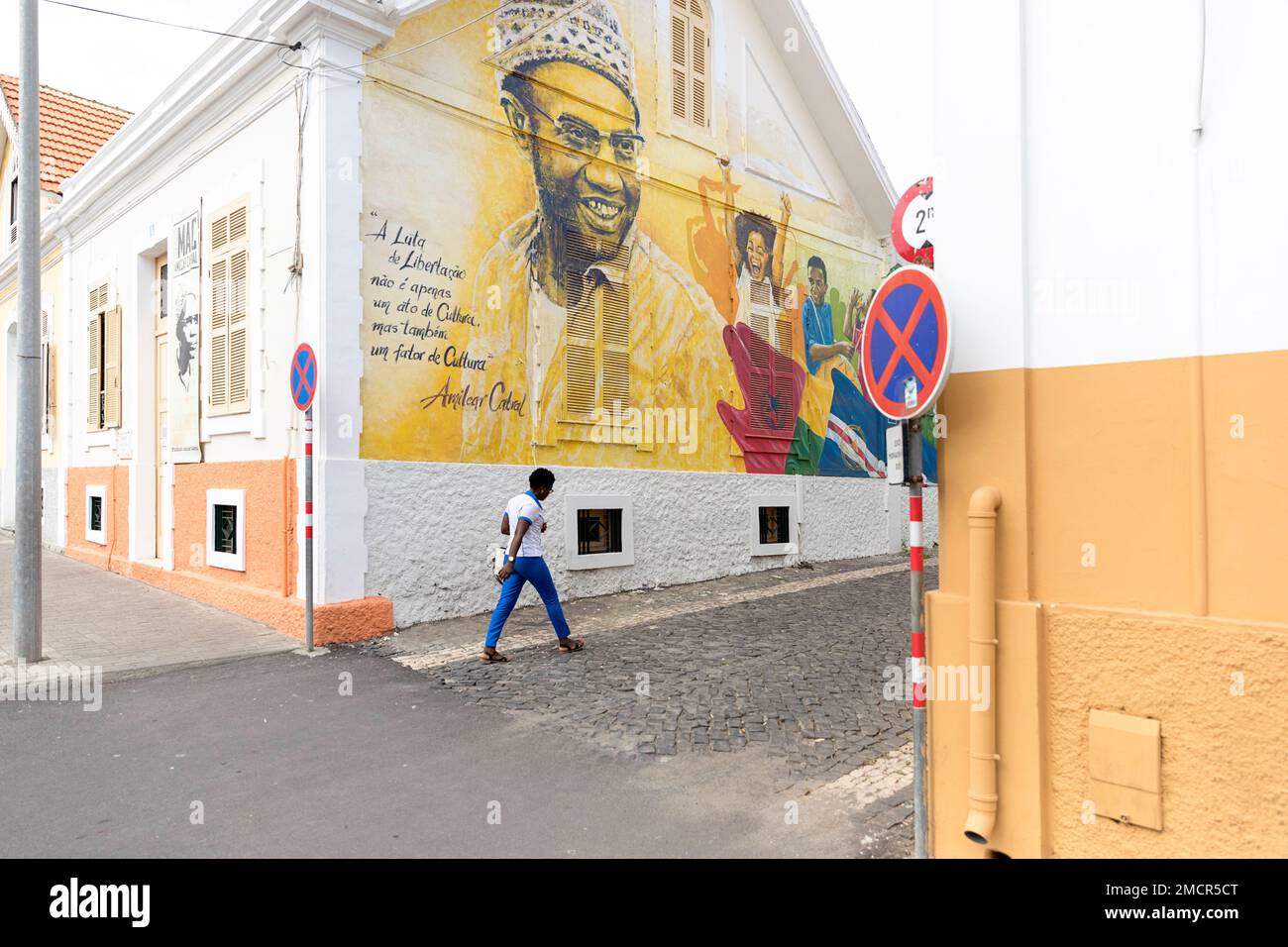 Murale murale, peinture sur le mur d'un Cabral Amílcar, sur le mur d'un Cabral Fundação Amílcar sur le plateau de Praia sur l'île de Santiago, Cabo verde Banque D'Images