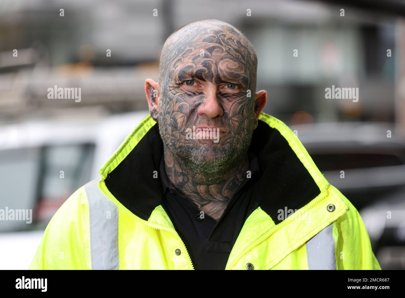 Un homme avec des tatouages plein visage photographiés à Sunbury, Londres, Royaume-Uni. Banque D'Images