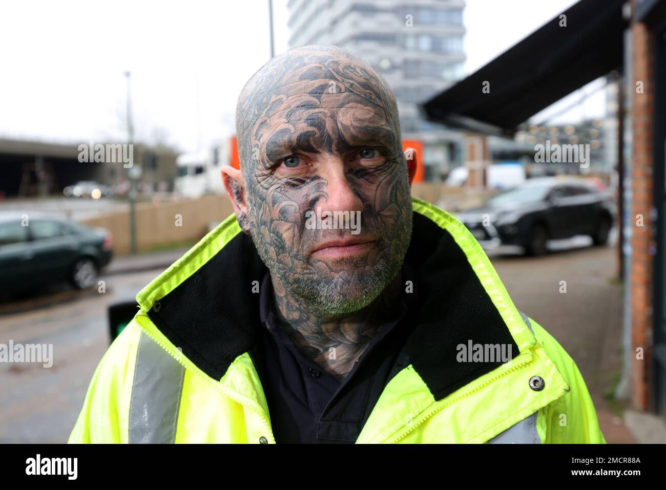 Un homme avec des tatouages plein visage photographiés à Sunbury, Londres, Royaume-Uni. Banque D'Images