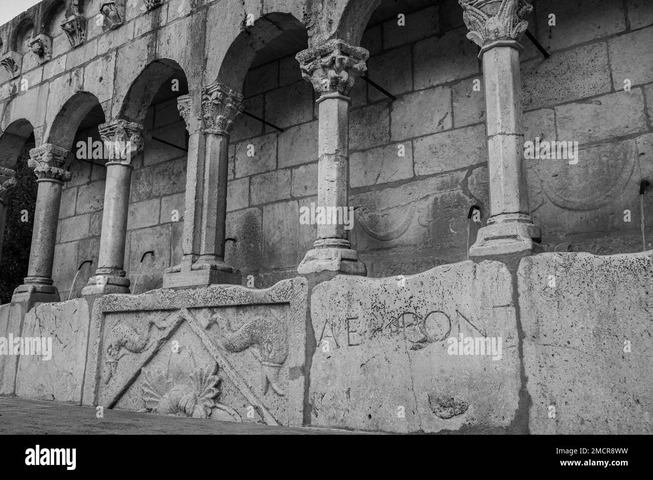 Isernia, Molise. La fontaine fraternelle. Est une élégante fontaine publique, ainsi qu'un symbole, de la ville d'Isernia. Banque D'Images