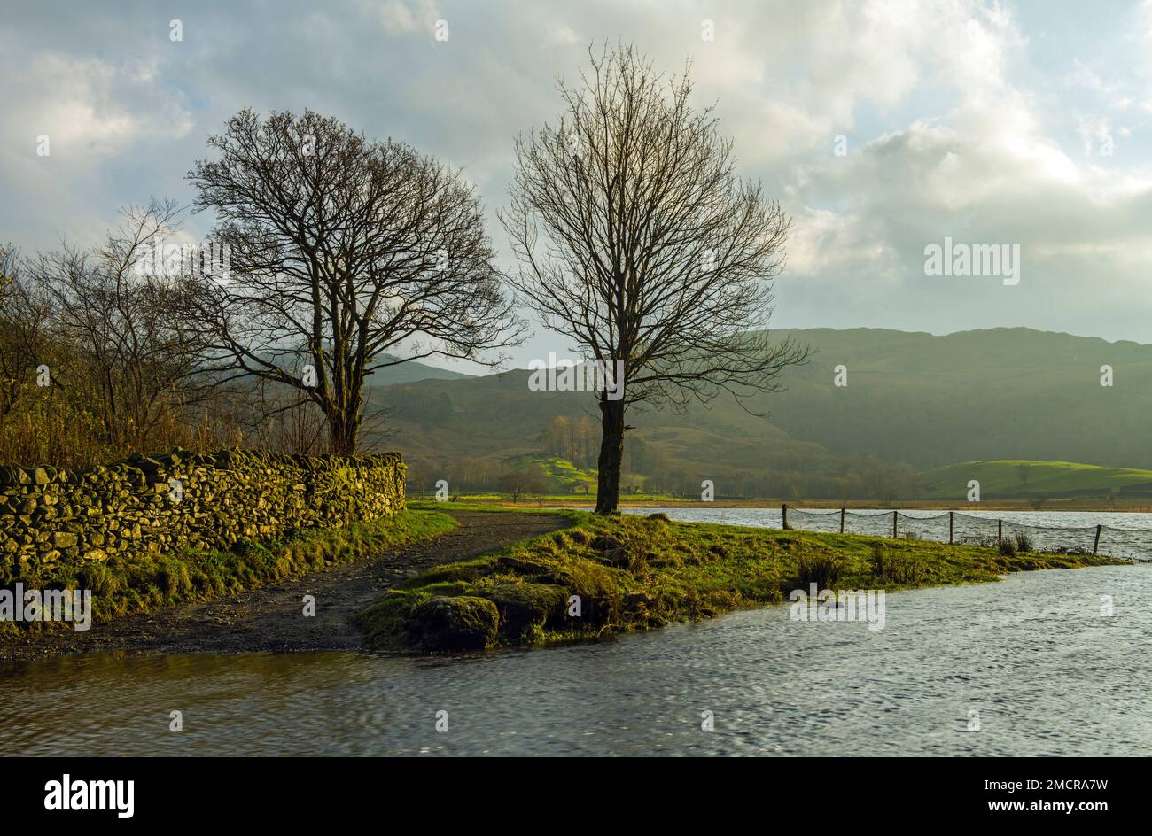 L'écoulement de l'eau de Watendlath Tarn dans le district des lacs Banque D'Images