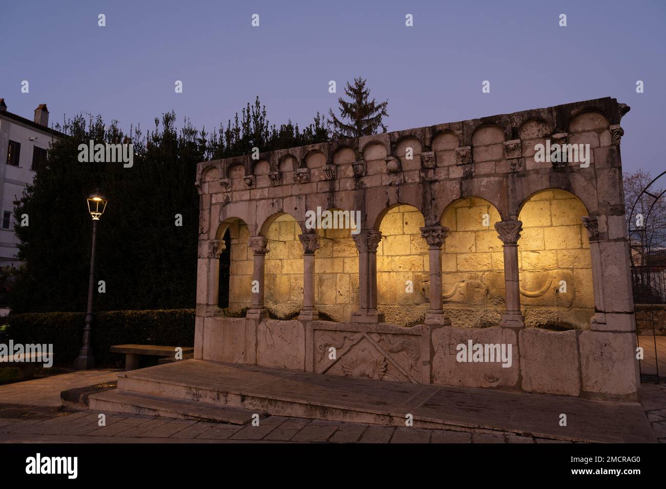 Isernia, Molise. La fontaine fraternelle. Est une élégante fontaine publique, ainsi qu'un symbole, de la ville d'Isernia. Banque D'Images