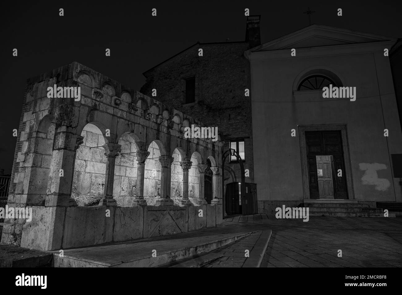 Isernia, Molise. La fontaine fraternelle. Est une élégante fontaine publique, ainsi qu'un symbole, de la ville d'Isernia. Banque D'Images