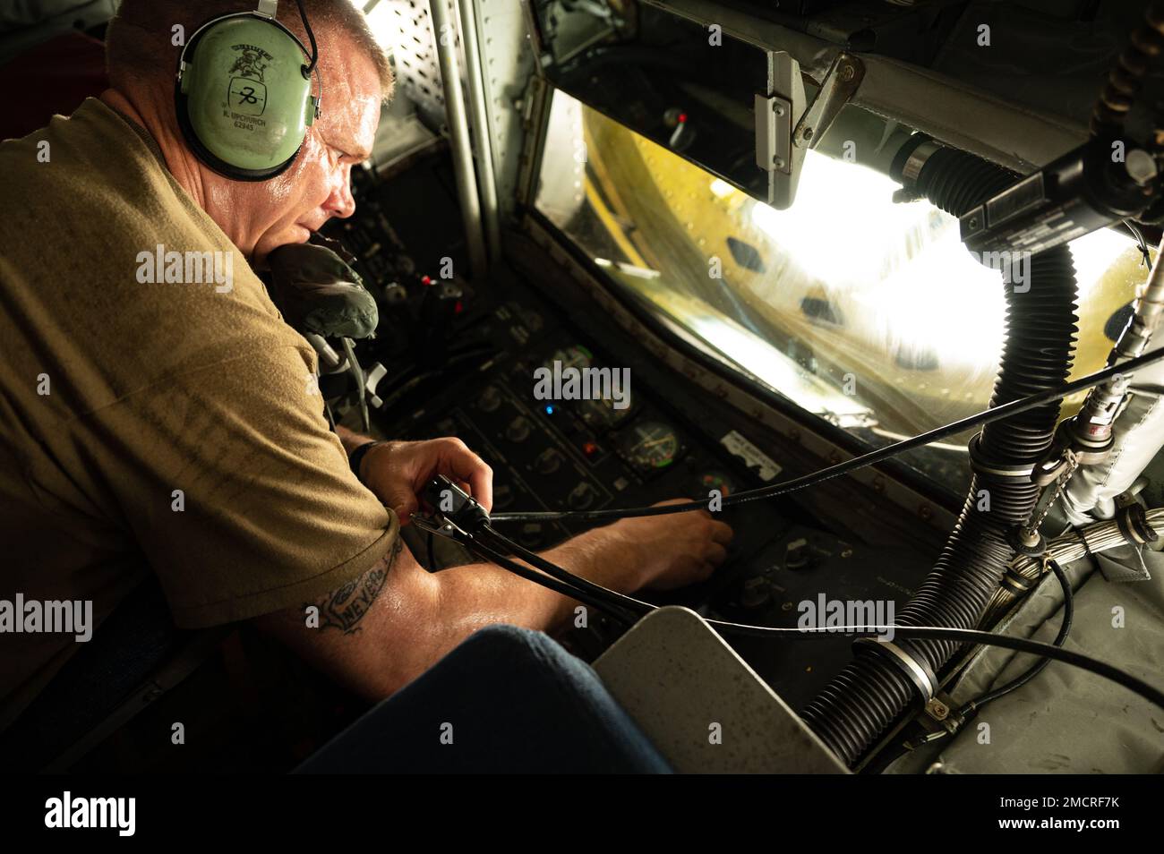 ÉTATS-UNIS Le colonel de la Force aérienne Randy D. Schwinler, commandant du 379th Expeditionary Maintenance Group, base aérienne Al Udeid (Qatar), effectue un contrôle avant vol sur un KC-135 Stratotanker (9 juillet 2022). Schwinler a vérifié le fonctionnement de la radio et du panneau de commande du fonctionnement de la flèche tout en se posant dans une fosse située à la queue de l'avion. Banque D'Images