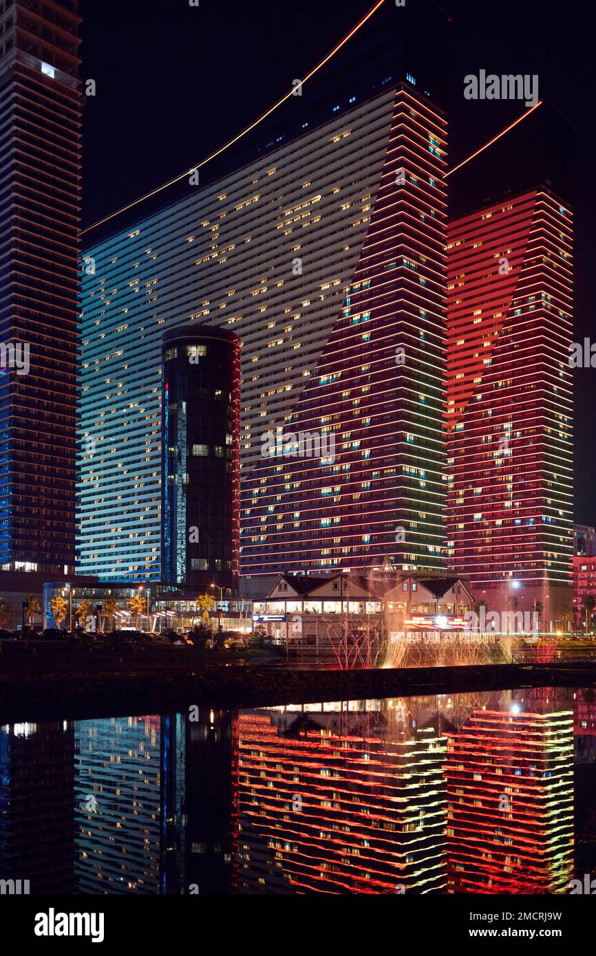 Ville nocturne de Batumi. Bâtiments modernes la nuit Banque D'Images