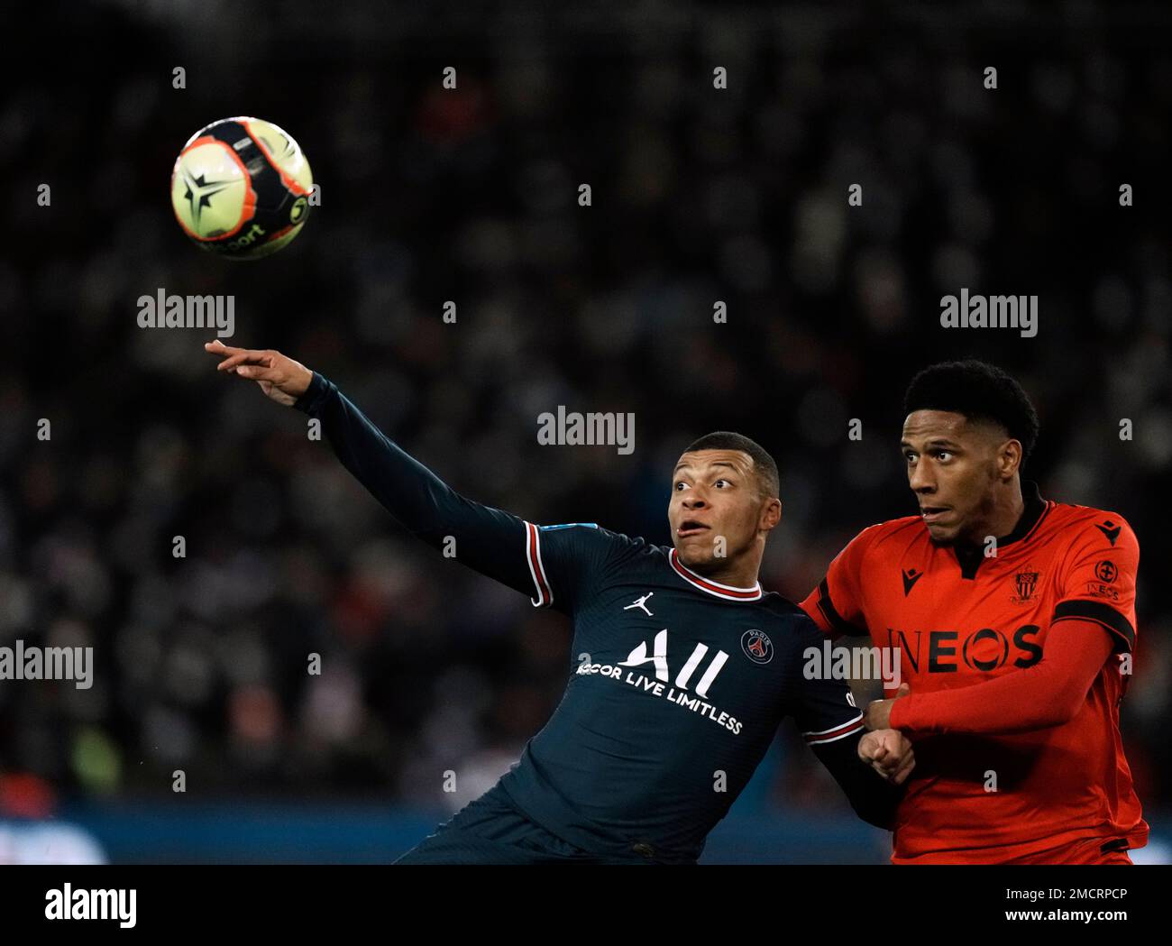 PSG's Kylian Mbappe, left, duels for the ball with Nice's Jean-Clair Todibo during the French League One soccer match between Paris Saint-Germain and Nice at the Parc des Princes stadium in Paris, France, Wednesday, Dec. 1, 2021. (AP Photo/Thibault Camus) Banque D'Images