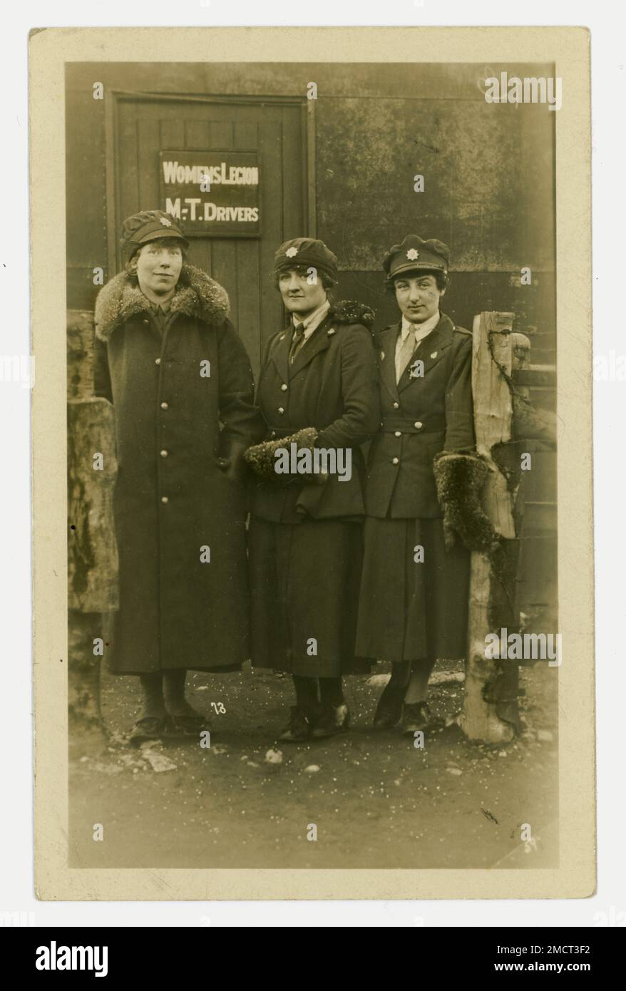 Carte postale originale de WW1 ans d'un groupe de femmes à l'aspect déterminé debout à côté d'un panneau qui dit ' femmes Legion M.T. drivers. ' M.T. est une abréviation de Mécanique / transport de moteur. Les femmes portent un uniforme de manteau kaki, jupe, bonnet, manteau de fourrure et gants. Sur la casquette et les insignes de lapel pour femmes se trouvent les insignes du corps de service de l'Armée de terre (ASC). Peut-être les pilotes travaillant avec le Royal Flying corps comme ils portaient leur badge ASC sur leur chapeau et l'épaule. Ces pilotes de moteur de la Légion féminine ont travaillé directement pour l'ASC sur le front de la maison. Vers 1917 - 1918, Royaume-Uni Banque D'Images